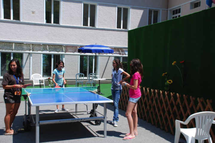 Студенты Village Camps играют в настольный теннис