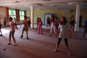 Студенты Village Camps занимаются танцами