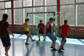 Студенты Village Camps играют в футбол