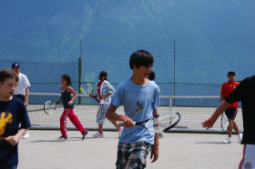 Студенты Village Camps играют в теннис