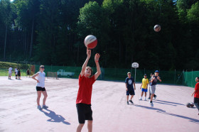 Студенты Village Camps играют в баскетбол