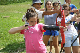 Студенты Village Camps занимаются стрельбой из лука