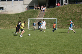 Студенты Village Camps играют в футбол