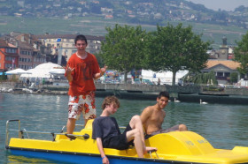 Студенты Village Camps катаются на катамаранах