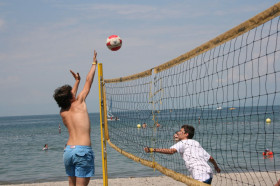 Студенты Village Camps играю в волейбол на пляже