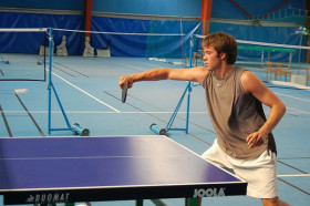 Студенты Ecole Lemania играют в настольный теннис