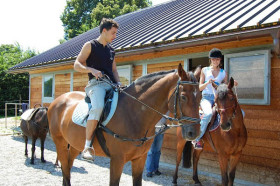 Студенты Ecole Lemania занимаются конным спортом