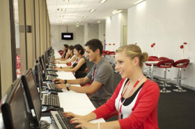 Студенты Browns English Language School Brisbane на занятиях