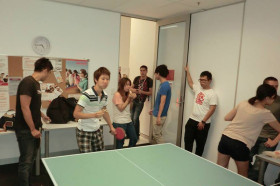 Студенты Browns English Language School Brisbane играют в настольный теннис