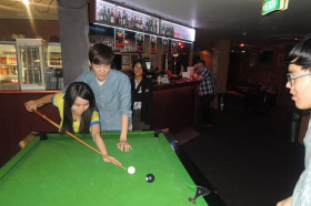 Студенты Browns English Language School Brisbane играют в бильярд