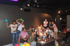 Студенты Browns English Language School Brisbane играют в боулинг