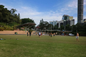 Студенты Browns English Language School Brisbane играют в футбол