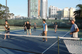 Студенты Browns English Language School Gold Cost играют в теннис