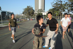 Студенты Browns English Language School Gold Cost играют в баскетбол