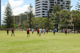 Студенты Browns English Language School Gold Cost играют в футбол