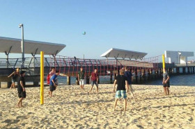 Студенты Browns English Language School Gold Cost играют в волейбол на пляже