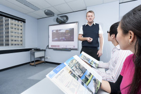 Студенты Embassy English Brisbane на занятиях