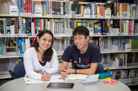 Студенты Embassy English Brisbane в библиотеке