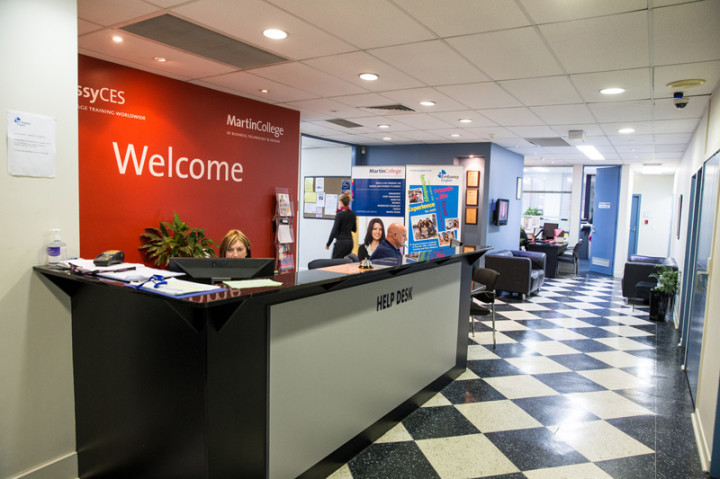 Ресепшен в Embassy English Surfers Paradise