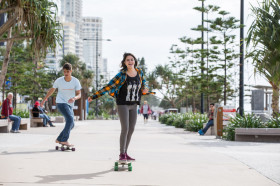 Студенты Embassy English Surfers Paradise катаются на роликах