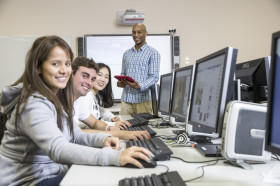 Студенты Embassy English Sydney на занятиях