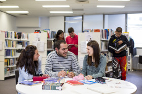 Студенты Embassy English Sydney в библиотеке