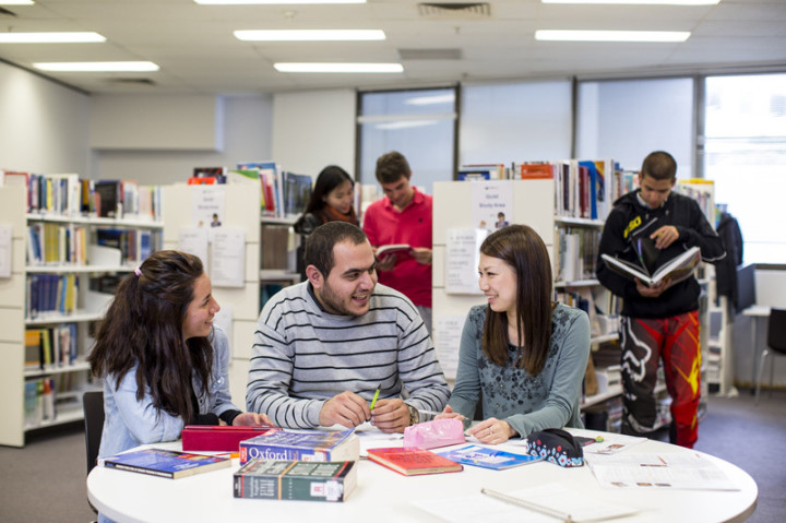 Студенты Embassy English Sydney в библиотеке