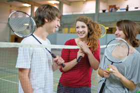 Студенты CERAN играют в бадминтон