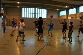 Студенты CERAN играют в баскетбол