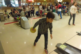 Студенты CERAN играют в боулинг