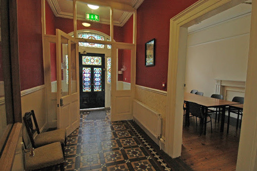 Холл в Cork English College