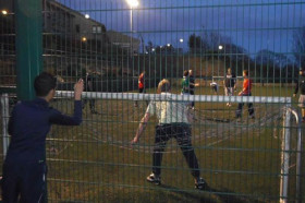 Студенты Cork English College играют в футбол