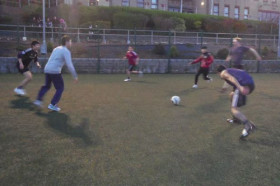 Студенты Cork English College играют в футбол