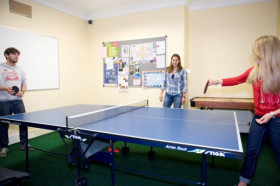 Студенты Linguaviva Centre играют в настольный теннис