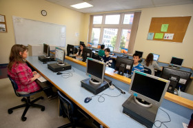 Студенты Embassy English Victoria на занятиях