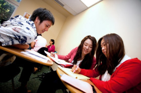 Студенты Embassy English Victoria на занятиях