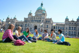 Студенты Embassy English Victoria