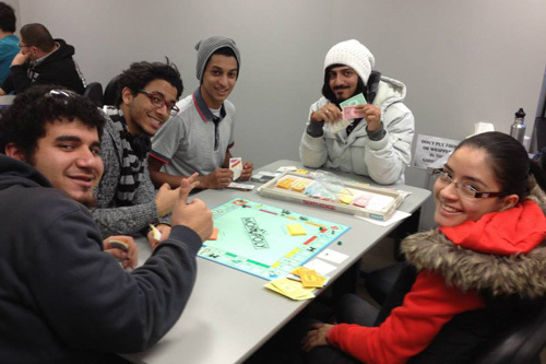 Студенты Hansa Language Centre играют в Монополию