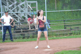 Студенты Hansa Language Centre играют в бейсбол