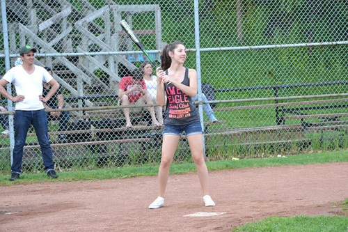 Студенты Hansa Language Centre играют в бейсбол