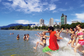 Студенты ILSC Vancouver на пляже