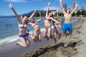 Студенты ILSC Vancouver на пляже