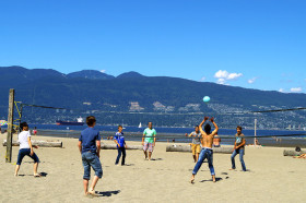 Студенты ILSC Vancouver играют в волейбол на пляже