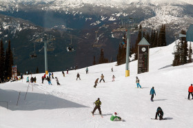 Студенты ILSC Vancouver катаются на лыжах в горах