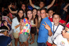 Студенты Bodwell High School Vancouver на дискотеке