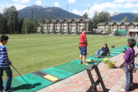 Студенты Bodwell High School Whistler учатся играть в гольф