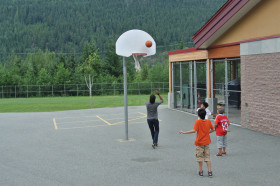 Студенты Bodwell High School Whistler играют в баскетбол