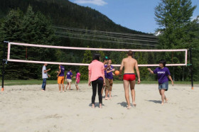 Студенты Bodwell High School Whistler играют в волейбол