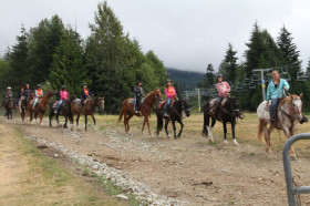 Студенты Bodwell High School Whistler занимаются конным спортом