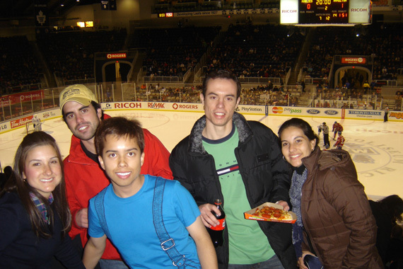 Студенты ILAC Toronto на игре в хоккей